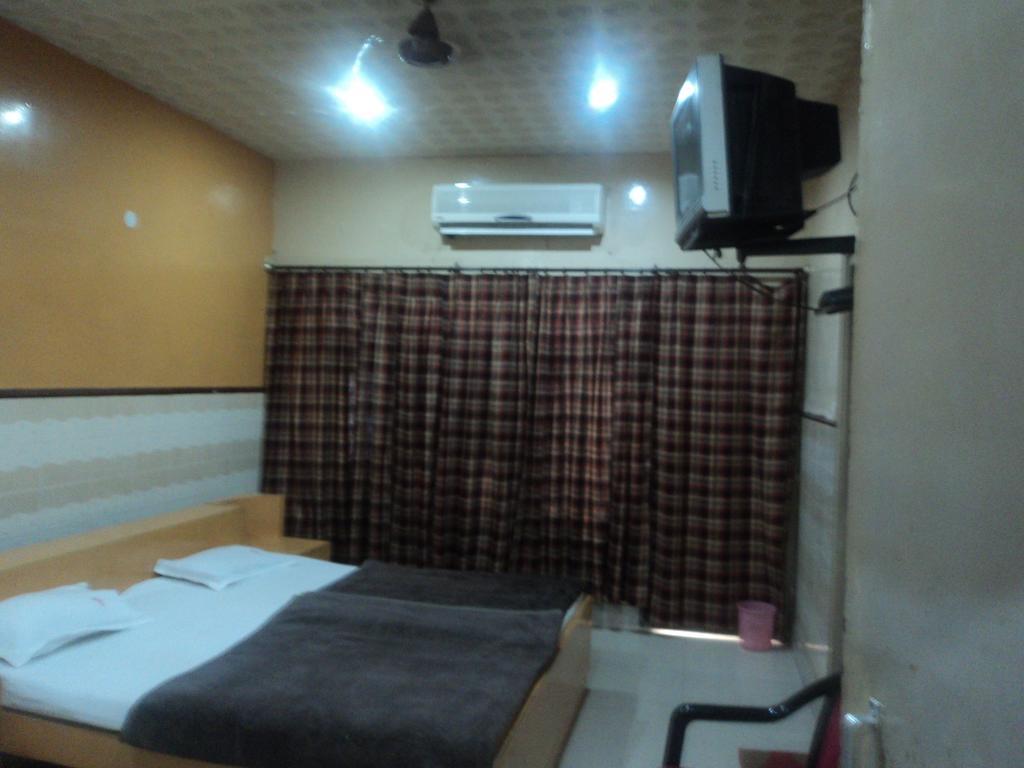 Hotel Jyoti Varanasi Quarto foto
